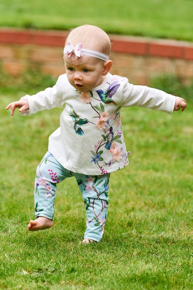 Go Ask Mum Parents Shocked After Their Baby Started Walking at Just Six ... Go Ask Mum Parents Shocked After Their Baby Started Walking at Just Six ...